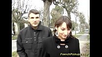 Une belle étudiante française suce la bite d'un doyen pour obtenir des crédits